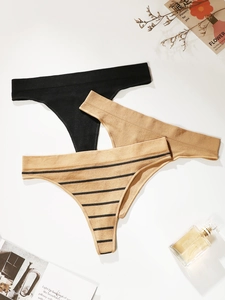 Gros plan de trois strings rayés sans couture en nylon élastique avec bords lisses