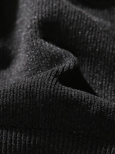 Gros plan sur la texture tricotée côtelée noire du soutien-gorge en dentelle sans couture