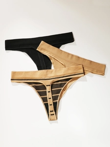 Détail de strings sans couture rayés en trois tons neutres avec une texture douce et élastique