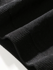Gros plan sur le tissu en maille côtelée noire avec une texture et des coutures de qualité