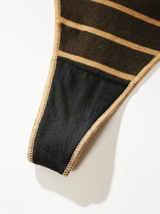 Détail d'un string rayé sans couture avec bordure dorée et tissu en nylon respirant