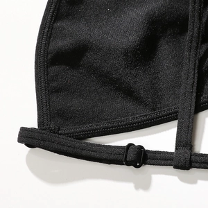 Soutien-gorge sans armature col en V profond, bretelles fines et tissu noir sans couture