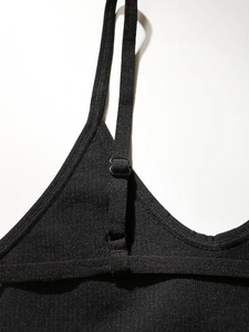 Détail des bretelles réglables et de la maille texturée d'une brassière noire à dos nu