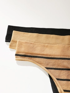 Gros plan d'un lot de 3 strings sans couture en noir, kaki et avec texture côtelée rayée
