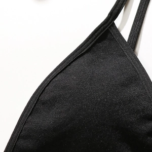Soutien-gorge triangle sans armature en tissu côtelé noir avec décolleté en V profond