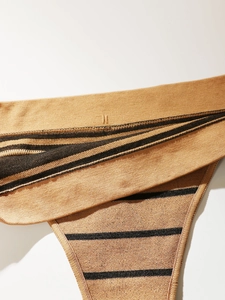 Gros plan sur la maille côtelée sans couture à rayures beiges et noires du sous-vêtement