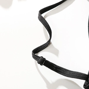 Détail de fines bretelles noires réglables sur une brassière en dentelle avec col en V