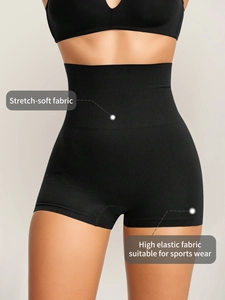 Détail du short sculptant noir sans couture à taille haute en tissu doux respirant