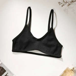 Camisole noire côtelée à col en V avec fines bretelles et ourlet à double bande chic