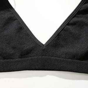 Soutien-gorge triangle noir sexy col en V profond, maille côtelée et fines brides