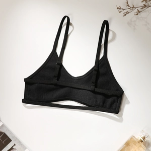 Camisole noire côtelée avec col en V, fines bretelles et dos nu à découpes