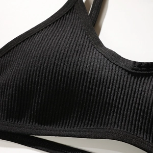 Soutien-gorge de sport noir côtelé sans couture avec fines bretelles et maille verticale