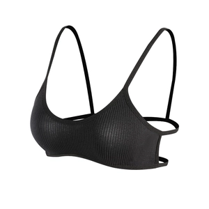 Brassière de sport noire côtelée pour femme avec fines bretelles et dos nu élégant