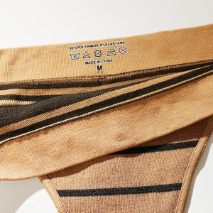 Détail de la taille d'un string rayé sans couture en nylon respirant et extensible