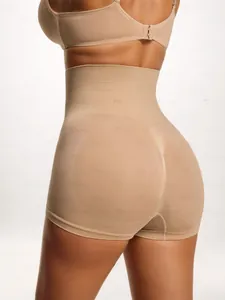 Dettaglio dei pantaloncini modellanti senza cuciture a vita alta con effetto pancia piatta