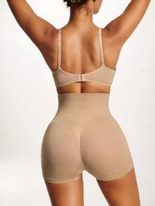 Vista posteriore dei pantaloncini modellanti a vita alta con texture a nido d'ape