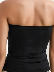 Vue arrière d'un haut bandeau noir long sans couture en tissu à haute élasticité pour femmes