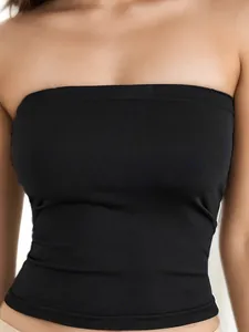 Gros plan d'un bandeau noir élastique sans couture montrant la maille et la coupe