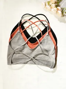 Détail de soutiens-gorge de sport sans couture avec design à bretelles croisées au dos