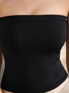 Détail du haut bandeau noir sans couture montrant la texture du tricot extensible