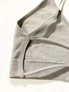 Détail de la maille côtelée et de l'ourlet élastique sur la brassière sport