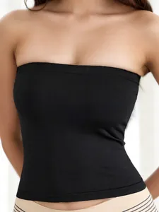 Détail du haut bandeau noir sans couture à haute élasticité montrant la coupe et la texture
