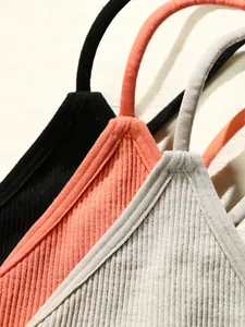 Gros plan détaillé de brassières de sport en maille côtelée noire, orange et grise