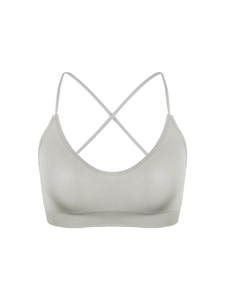 Détail macro de la brassière de sport gris clair sans couture avec fines bretelles croisées