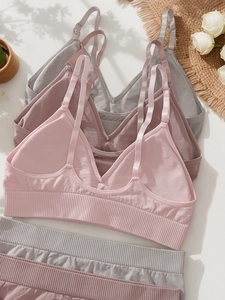 Details von nahtlosem Strick-Lingerie-Set mit gerippten Gummibändern in sanften Farben