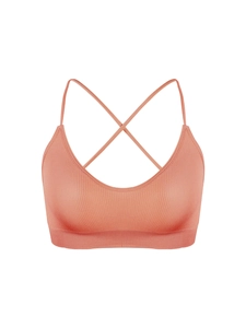 Détails d'une brassière de sport corail à fines bretelles et bande élastique large