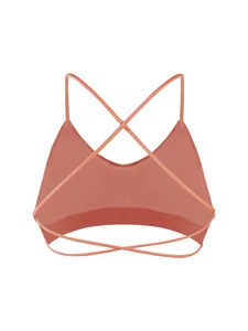 Détail du dos montrant les fines bretelles croisées d'un soutien-gorge de sport rouge