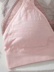 Detailaufnahme von atmungsaktivem Jacquard-Gewebe und breitem Rippband an nahtlosen BHs
