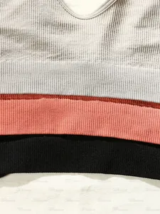 Gros plan de soutiens-gorge de sport en tricot côtelé aux couleurs variées