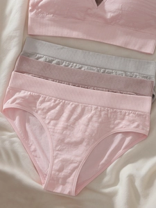 Detail eines nahtlosen Lingerie-Sets im japanischen Stil mit elastischen Rippbündchen