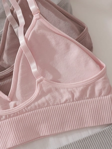 Detail eines weichen Ripp-BH-Sets mit verstellbaren Trägern in Rosa und Grau