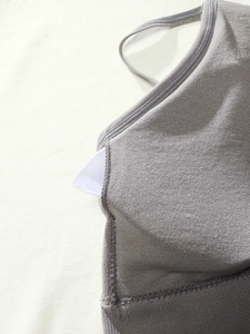 Détail du soutien-gorge côtelé gris montrant l'ouverture pour coussinets amovibles