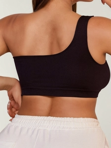 Dettaglio posteriore di reggiseno sportivo monospalla con texture a coste senza cuciture