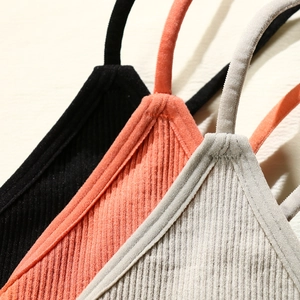 Brassière de sport côtelée à dos croisé noir, corail et gris avec fines bretelles