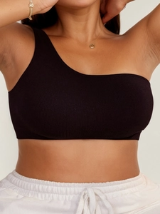 Dettaglio del reggiseno sportivo monospalla nero a coste con trama in tessuto elastico
