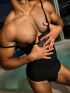 Détail d'un body sexy noir pour hommes avec mesh et fines bretelles pour les soirées