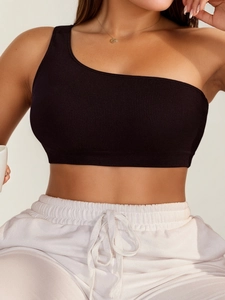 Dettaglio del crop top nero monospalla con trama a costine verticali ad alta elasticità