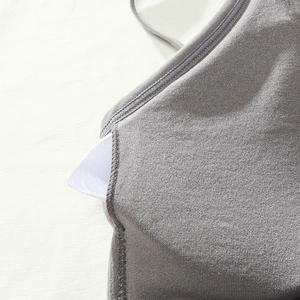 Brassière de sport grise à dos croisé avec coussinets amovibles et maille scintillante