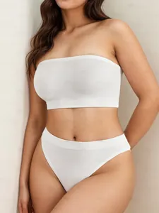 Détail d'un ensemble de lingerie blanc deux pièces sans bretelles en maille côtelée avec bandeau