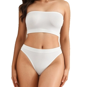 Ensemble lingerie deux pièces blanc bandeau sans bretelles et culotte échancrée