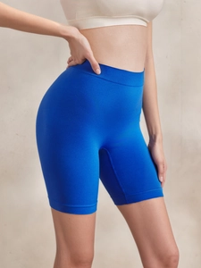 Détail du short de yoga bleu électrique à taille haute avec large bande élastique