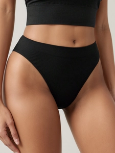 Dettaglio perizoma nero a costine senza cuciture con vita alta e fascia elastica