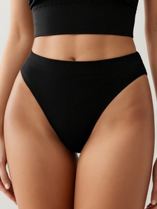 Dettaglio del set intimo da yoga nero senza cuciture a coste con trama verticale