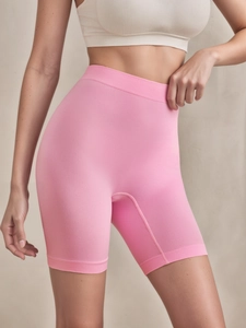 Gros plan d'un short de yoga sans couture rose à taille haute et ceinture côtelée