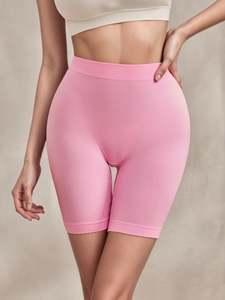 Gros plan sur le short de cycliste rose sans couture à taille haute avec texture côtelée