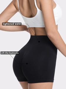 Détail de la taille haute et de l'effet galbant sur le short de yoga noir sans couture